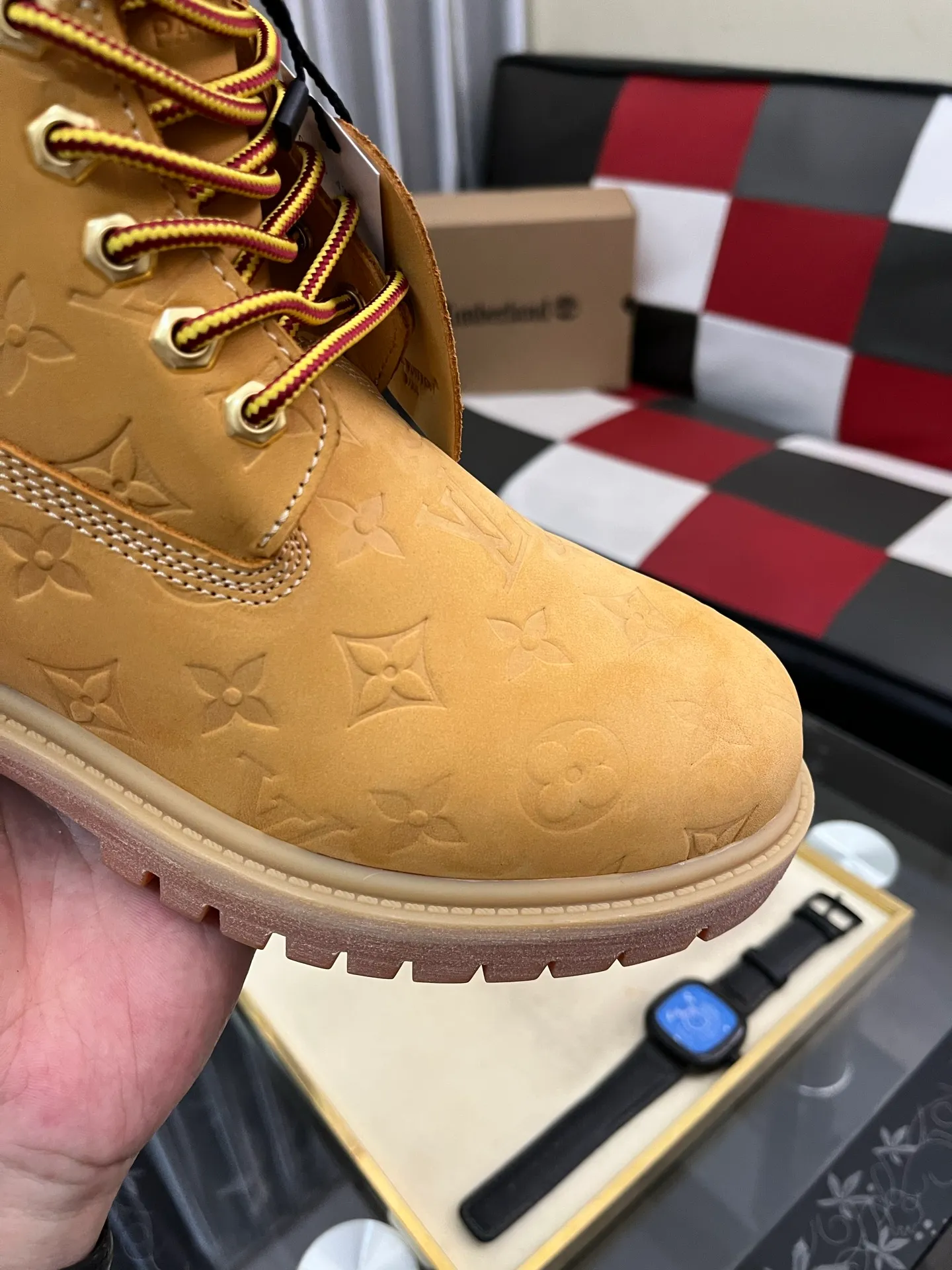 Ex-factory price: 458⌚️⌚️LV x Timberland Timberland joint model Presbyopia Embossed Rhubarb Boots Ankle Boots Short Boots LV x Timberland ankle boots are made of Monogram embossed waterproof nubuck cow leather, relying on the brand's exquisite craftsmanship to carefully reshape the classic Timberland 6-inch boot shape in Italy, with an eye-catching American workwear style. Created by Pharrell Williams 2025 autumn and winter menswear show. Monogram embossed tongue, original Timberland laces and outsole are exquisite details, and the leather label expresses the cooperation logo. Exquisite packaging at the delivery counter🛍📦 ▪️Material: Original customized imported first-layer cowhide ▪️Inner lining: Original customized leather lining/mesh lining ▪️Outsole: Original molded rubber material ▪️Sole thickness: 3.5CM ▪️Size: 38-44